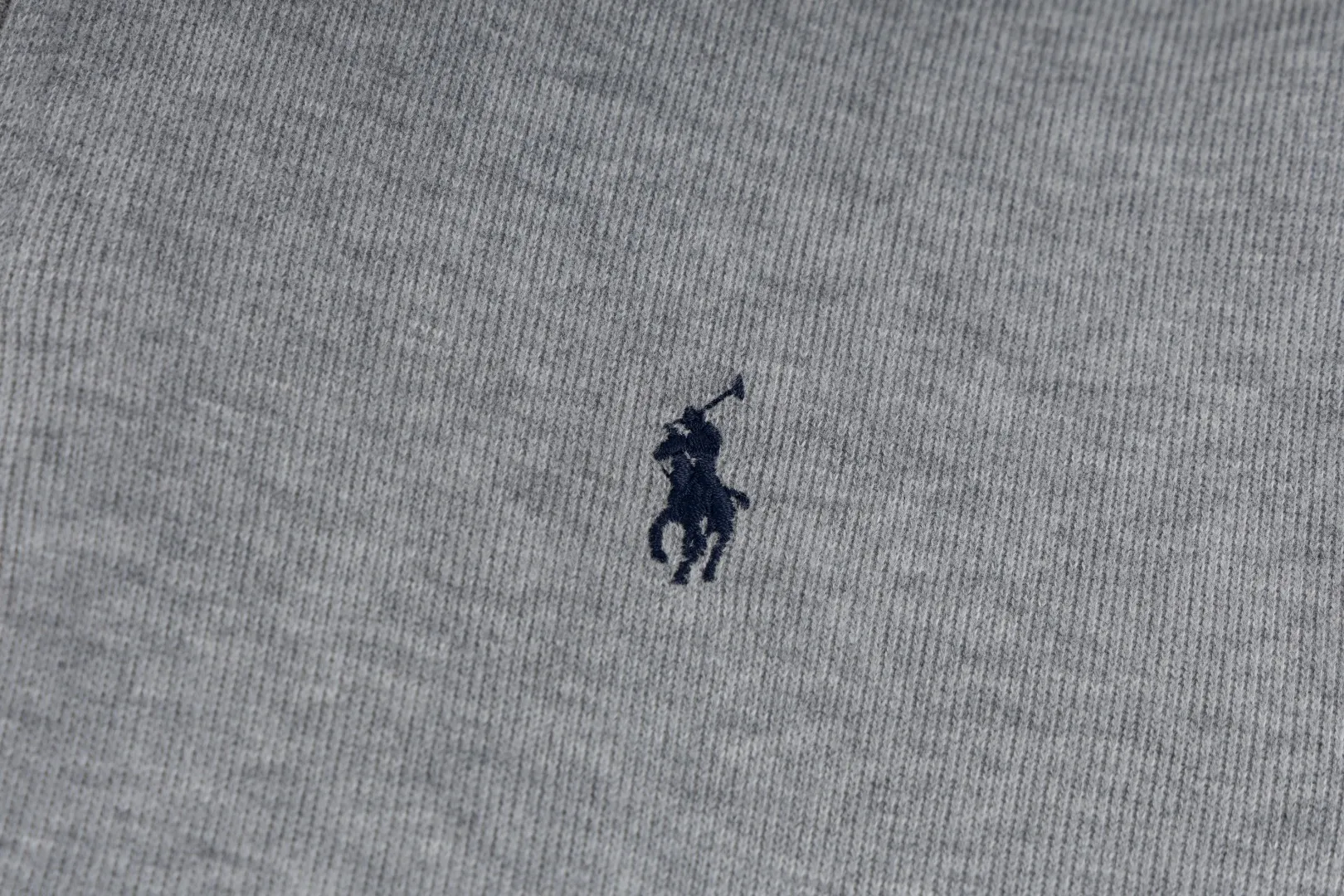 P230 #R97 Ralph lauren twelve-color embroidered pony logo half-zip high-neck long-sleeved knitted sweatshirt. The same style for men and women. The new half-zip sweatshirt for couples to wear in autumn is here! This kind of sweatshirt is really popular this year, even more popular than the hooded sweatshirt. Open the zipper and it can be used as a large lapel, which makes it more fashionable. The color of the classic design of the little war horse on the chest is matched with the embroidery. The simple zipper design echoes the brand logo, so you don’t need to match too much. The sweater version is loose enough! The fabric is custom-woven and dyed 100 cotton. 320g high gram weight 100% cotton knitted cotton with a certain thickness. The fabric is soft and comfortable, and the three-dimensional fabric is full of texture. The stitching is three needles and five threads, which is beautiful and strong. The pattern is also good. Although it is loose, it does not look bulky! - It is not a popular color scheme on the street. The color is pure and highly recommended. The upper body has a particularly high rate of turning heads. Loose style. Big drop shoulder OS style. Same style for men and women. Couple wear. Versatile and practical! Color: Gray, navy, khaki, green label, oatmeal brown label, apricot, black, army green, burgundy, pink, dark gray, light blue, white. Size: S M L XL Length: 70/72/74/76 Bust: 53.5/55.5/57.5/58.5 Shoulder width: 44/45/46/47 Sleeve length: 61/62/63/64